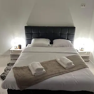 Prachtige In Centrum Met Badkamer ! Brujas